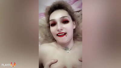 Ivan Helsing žestoko jebe seksi vampiricu i dolazi joj po guzici