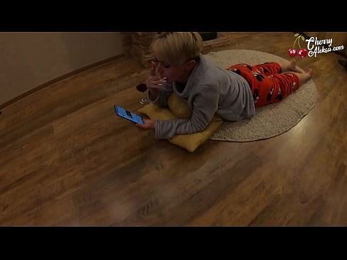 ❤️ Luda plavuša sisa ogroman kurac sisa i poskakuje na njemu - analni seks ☑ Porno video kod nas ❌