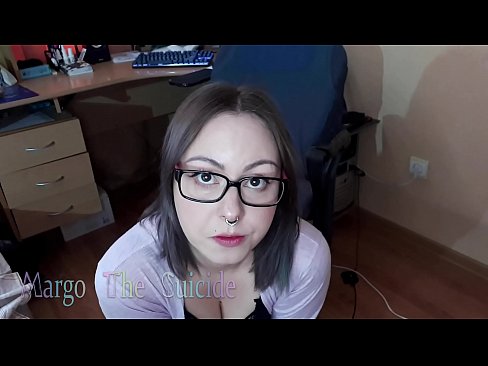 ❤️ Seksi djevojka s naočalama duboko siše dildo na kameri ☑ Porno video kod nas ❌